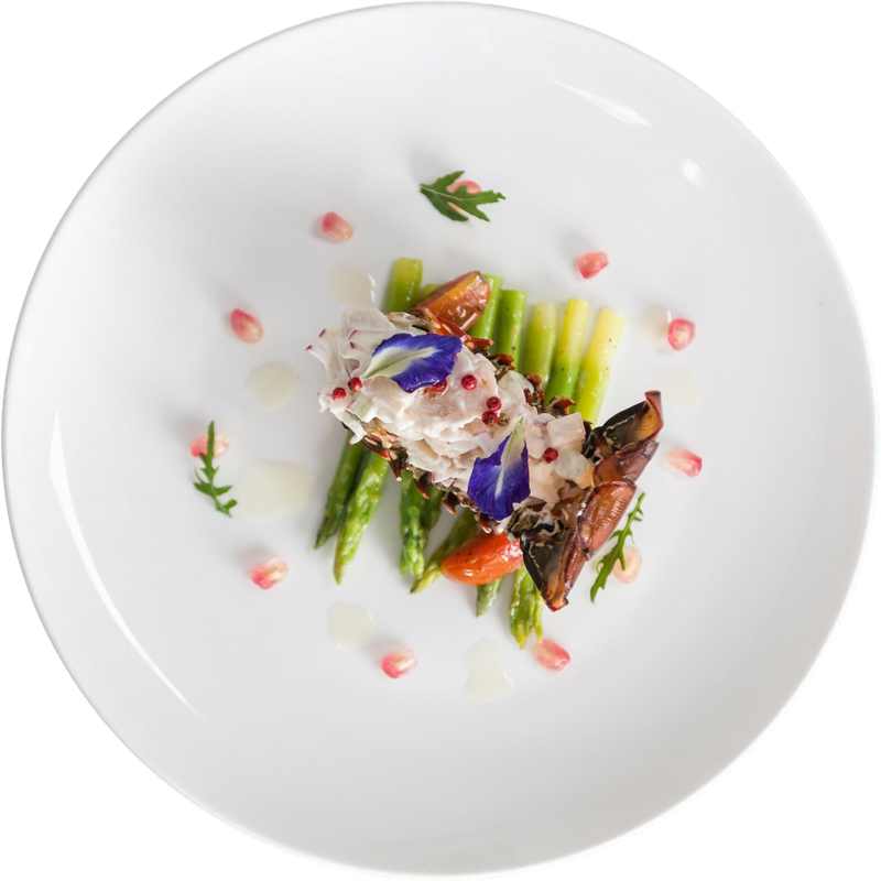 Assiette gastronomique aux fleurs comestibles